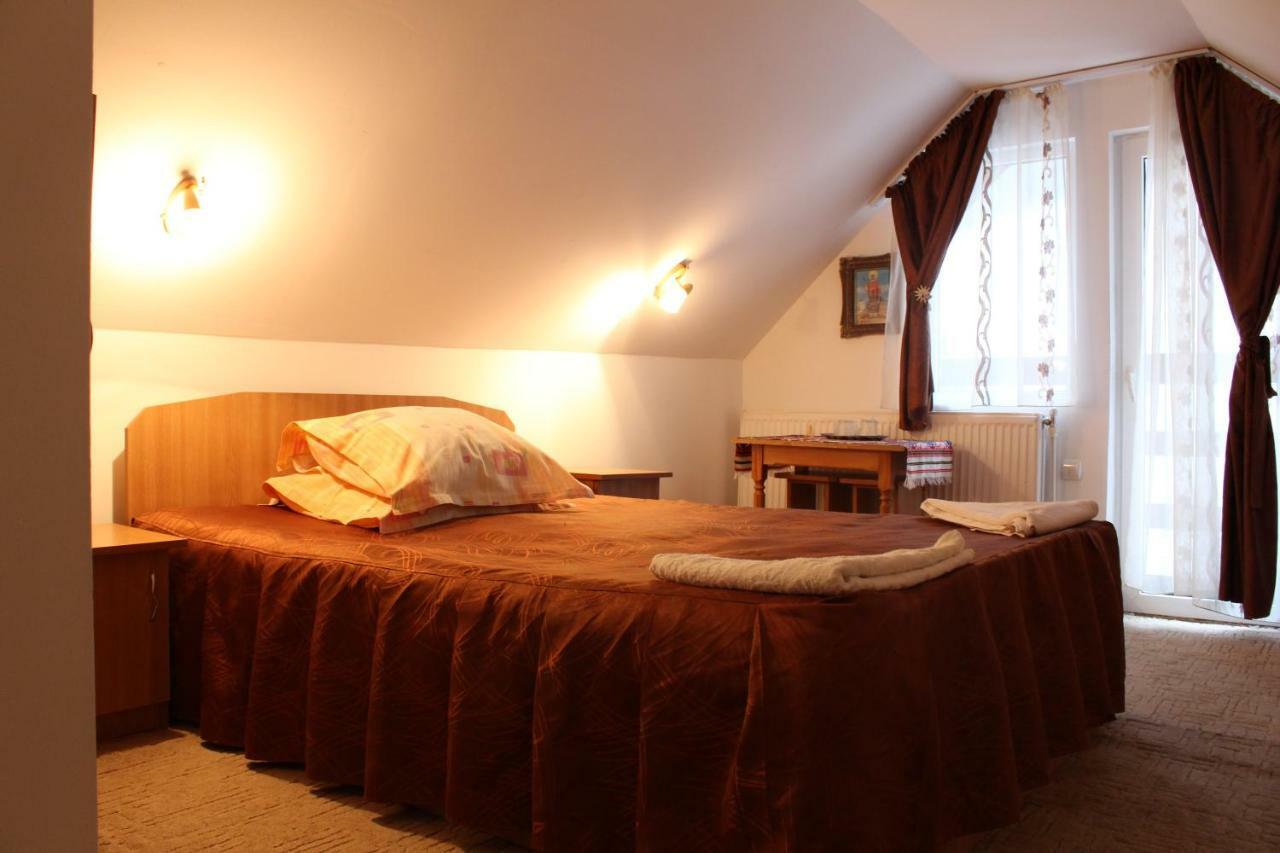 Hotel Casuta De Langa Padure Moeciu De Sus Zewnętrze zdjęcie