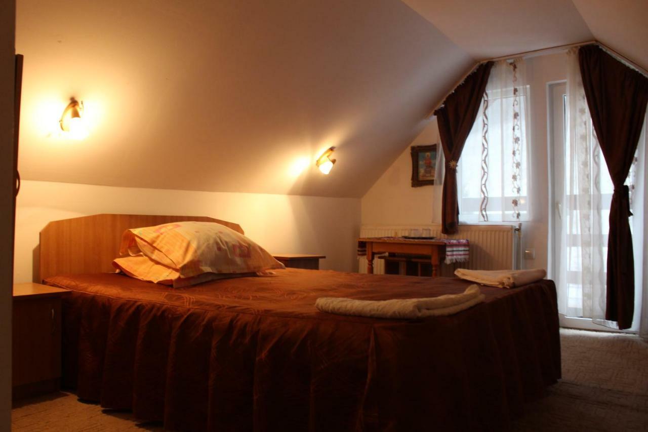 Hotel Casuta De Langa Padure Moeciu De Sus Zewnętrze zdjęcie